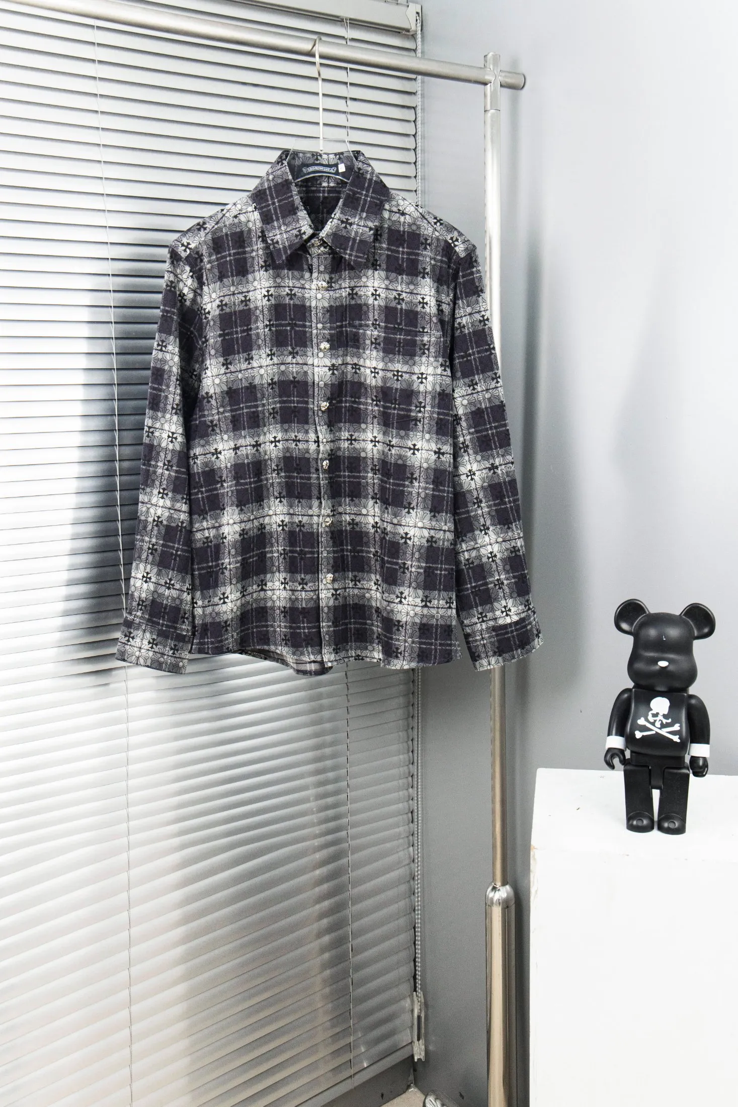 🅿️260 New: Style number: B130 Chrome Hearts classic cashew flower cross all-over printed jacquard long-sleeved casual shirt 1️⃣Customized original jacquard fabric, high-quality pure cotton jacquard plaid fabric, soft and comfortable to the touch, a very high-quality fabric! 2️⃣The details of the workmanship are perfectly controlled. The lining is made of vest hemming, and the cuffs are made of double cross leather labels. It is different from the ordinary version. The collar is also designed with interlining, which shows high-end fashion and personality. The style is fashionable, simple and elegant, and it is a very versatile jacket! 4⃣️Complete accessories, all customized with original versions! Same style for men and women Color: cashew black Size: S, M, L, XL